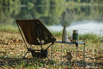 sedia da campeggio, tavolo, riva del fiume, campeggio sul lago, sedia pieghevole, termosi, casseruola, tranquillo, calmo, all'aperto, Attrezzatura da campeggio, natura