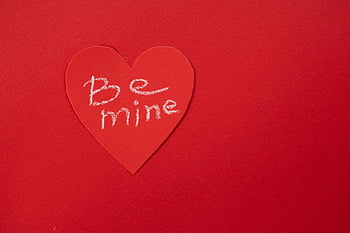 cuore di carta, sfondo rosso, Sii mio, San Valentino, cuore di carta rossa, rosso vivido, messaggio romantico, simbolo d'amore, testo scritto a mano, a forma di cuore, design festivo