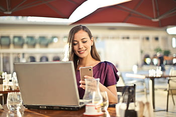 Kadın, Mor gömlek, akıllı telefon, uzaktan çalışma, kafe, dizüstü, oturma, sandalye, dış mekan, teknoloji, verimlilik