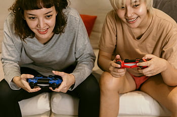 Copines asiatiques, jouer à des jeux vidéo, loisir intérieur, contrôleurs de jeux vidéo, deux femmes, Profiter du temps de loisir, Jeux à domicile, jeux décontractés, amis de jeu, plaisir à l'intérieur, session de jeux vidéo