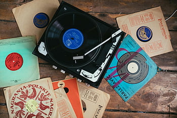 registros yl, toca discos, chão de madeira, Registros vintage, plataforma giratória clássica, coleção de discos, música, retrô, equipamento de audio, Capas de álbuns, coleção de vinil