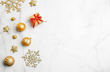 decorazioni natalizie, pacco regalo, fiocco rosso, palline di Natale, ornamenti d'oro, superficie di marmo, Natale festivo, addobbi natalizi, Decorazioni del fiocco di neve, arredamento per le vacanze, regalo di Natale