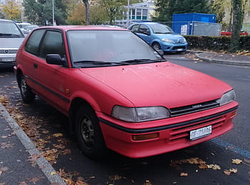 toyota, corola, carro vermelho, carro estacionado, dois volumes, veículo, exterior, rua, folhas de outono, placa de carro, estacionamento