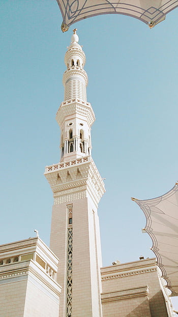 al masjid an nabawi, Minarett, islamische Architektur, weißer Turm, blauer Himmel, Froschperspektive, klarer Himmel, elegantes Minarett, religiöses Gebäude, Saudi Arabien, Moschee