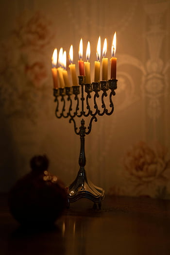portacandele in ottone, candele accese, menorah, patrimonio ebraico, illuminazione interna, simboleggia la tradizione, Splendidamente illuminato, arredamento interno, simbolo culturale, illuminazione festosa