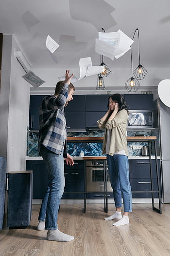 Perustelu, parisuhteen dynamiikka, emotionaalinen jännitys, taloudelliset ongelmat, sisä, keittiökuvat, lentävät paperit, suhteet, stressi, nuoripari, dramaattinen kohtaus