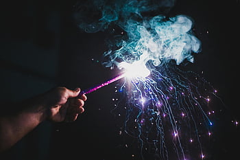 sparkler, natthimlen, Glödande Sparkler, ljusa stigar, mörk bakgrund, Hand Holding Sparkler, närbild, nattfotografering, festlig, firande, fyrverkeri