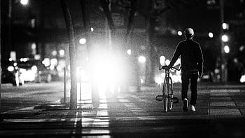 걷는 남자, 포장, 실루엣, 사람, 자전거, 도시 보도, 밤, 도시 장면, 가로등, 어두운, 반사 표면