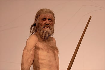 ötzi, muzeum, bolzano, doba kamenná, postava, rekonstrukce, replika, jih-tirol