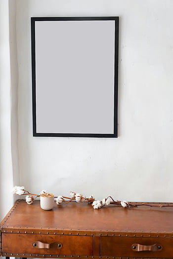 cadre photo vide, salle de lumière, intérieur minimaliste, cadre vierge, table rustique, décor de la succursale en coton, mur blanc, armoire en bois, design d'intérieur, décoration de maison, décor simple