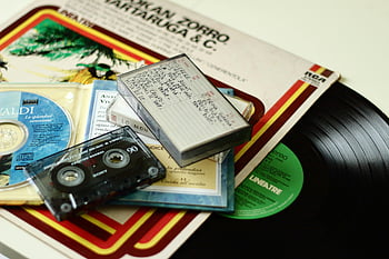 kaset hitam dan putih, rekaman vinil, CD, media nostalgia, format media lama, pita kaset, album vinil, kotak cakram padat, koleksi musik, media retro, format audio