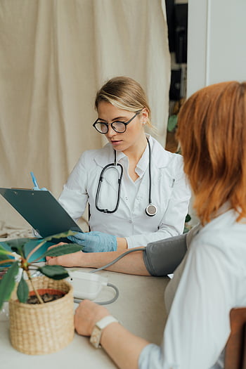 dokter wanita, konsultasi pasien, Pemeriksaan Tekanan Darah, Konsultasi rutin, Pengaturan Klinik, pemeriksaan kesehatan, Tenaga kesehatan, perawatan pasien, konsultasi Kesehatan, Pengaturan perawatan kesehatan, interaksi dokter-pasien
