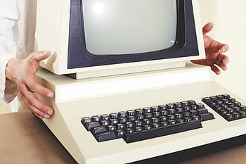 vintage bilgisayar, crt monitörü, Klasik Klavye, kapalı, Beyaz ve siyah, retro teknolojisi, tutan eller, eski bilgisayar, antika teknoloji, 80'lerin bilgisayar, Vintage elektronik