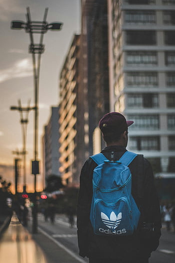 Blue Adidas batoh, muž chůze, město slunce, městské krajiny, budov, pouliční scény, západ slunce chůze, panoráma města, modrý batoh, muž ve městě, batoh adidas