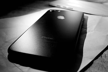 černý iphone 7, Apple chytrý telefon, černý telefon, iphone 7, jablko zařízení, mobilní telefon, technologie, černobílé fotografie, jablko logo, fotografie smartphone, technický gadget