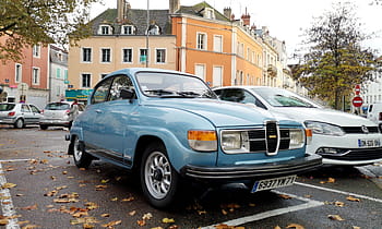 saab, 96, V4, 1.5, 65 GP, chalon sur saone, macchina classica, macchina vintage, auto blu, auto parcheggiata, foglie d'autunno