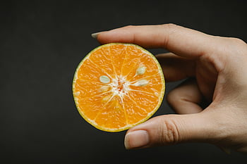 Zralý pomeranč, Závalná oranžová, Citrusové řezy, ruka hospodářství, svěžest, vitalita, tmavé pozadí, pomeranč, zdravé jídlo, ovocný řez, plátek pomeranče