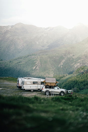 vanlife, paesaggio montuoso, fuga avventurosa, campeggio in auto, camper, avventura fuoristrada, campeggio sereno, avventura all'aria aperta, viaggio su strada, esplorazione della natura, van campeggio