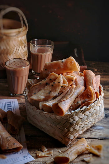 țesut coș, gustări prăjite, ceai indian, masă rustică, mâncare de aproape, cafea în spate, pahare de ceai, gustări tradiționale, coș cu gustări, setare rustică