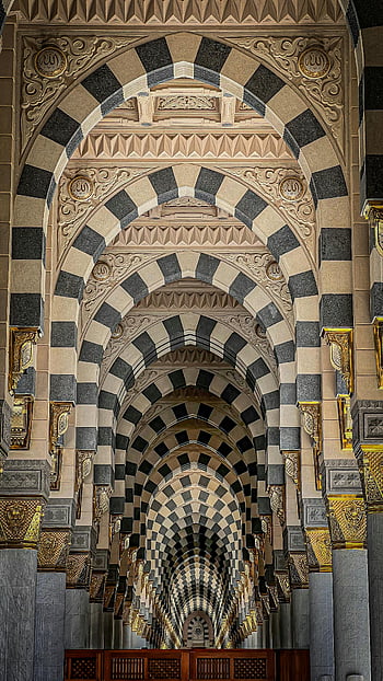 Al-Masjid an-Nabawi, Zierbögen, islamische Architektur, Medina -Moschee, reich verzierte Säulen, architektonische Schönheit, Religiöse Struktur, Saudi Arabien, historische Seite, kulturelles Wahrzeichen, islamisches Design