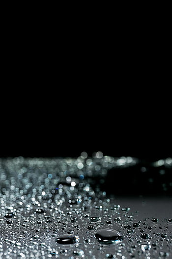 makrofotografering, vanddråber, nærbillede foto, reflekterende overflade, mørk baggrund, sort overflade, makro billede, vandperler, høj kontrast, reflekterende vanddråber