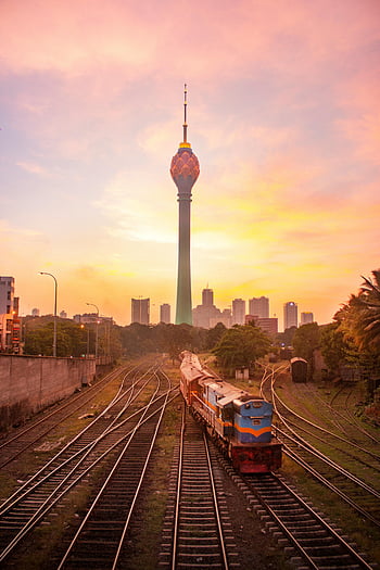Colombo Lotus Tower, Sri Lanka, vista del tramonto, linea ferroviaria, treno, paesaggio urbano, skyline della città, Colombo Skyline, Architettura dello Sri Lanka, destinazione del viaggio, fotografia al tramonto