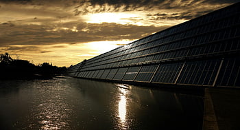 Solarplatten, stilles Wasser, Sonnenuntergang Reflexion, erneuerbare Energie, ruhiges Wasser, Schwarzes Solarpanel, Sonnenuntergangszene, Wasserreflexion, umweltfreundlich, Energie Produktion, Serene Landschaft
