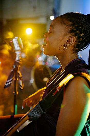 mujer tocando la guitarra, canto, Ojos cerrados, Actuación escénica dinámica, concierto animado, micrófono, luces de escenario, actuación musical, música en vivo, ejecutante, Correa de guitarra