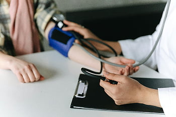 เจ้าหน้าที่ดูแลสุขภาพ, การวัดความดันโลหิต, sphygmomanometer, แพทย์ผู้เชี่ยวชาญ, ผู้ป่วย, คลินิก, ใกล้ชิด, หูฟัง, ดูแลสุขภาพ, อุปกรณ์ทางการแพทย์, ตรวจสอบความดันโลหิต