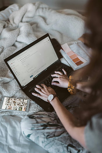 persoon met behulp van laptop, zwarte laptop, Gezellige thuisomgeving, afstandswerk, comfort, Volwassen vrouw typen, laptop toetsenbord, thuiskantoor, werk vanuit huis, gezellige omgeving, digitale nomade