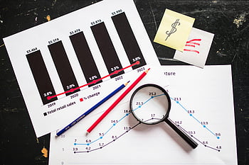 crescita delle vendite al dettaglio, diagrammi e grafici, lente d'ingrandimento, carta per stampante bianca, bianco e nero, Dati di vendita, Analisi finanziaria, Metriche commerciali, tendenze del mercato, matita, nota adesiva