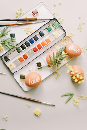 uova di Pasqua, tavolozza acquerello, uova colorate, Mimose gialle, forniture d'arte, design piatto piatto, uova dipinte, pittura ad acquerello, arredamento primaverile, decorazione di Pasqua, arte creativa