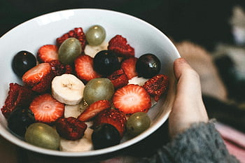 baies assorties, bol, des fraises, les raisins, tranches de banane, framboises, fruit frais, fermer, la nourriture saine, salade de fruit, Baies mélangées