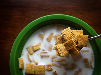 cereale chex, latte, ciotola verde, vista dall'alto, cucchiaiata, cereali nel latte, prima colazione, fotografia di cibo, pasto mattutino, ciotola di cereali, cucchiaio