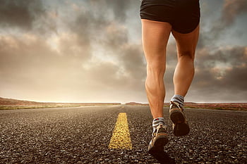 fotografování s nízkým úhlem, muž chůze, asfaltová silnice, nohy běžce, západ slunce, vytrvalost, venkovní fitness, výcvik, běh na silnici, fitness cvičení, Venkovní cvičení