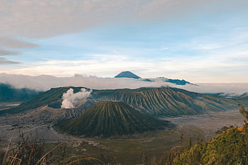 Mount Brom, Ost-Java, Indonesien, Vulkan, Nebel, Hügellandschaft, Atemberaubende Landschaft, malerisch, natürliche Schönheit, Reiseziel, Blick auf den Sonnenaufgang