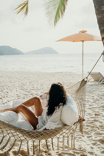 Žena v houpací síti, Relaxace na pláži, bali beach, pohled na oceán, palmy, Plážová houpací síť, tropické pláže, plážový slunečník, písečná pláž, pláž dovolená, Scénická pláž