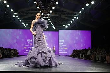 módní dráhy, Modelka, fialové šaty, ohromující šaty, prestižní událost, přistávací dráha, módní přehlídka, elegantní outfit, přehlídkové molo, publikum, Nastavení osvětlení