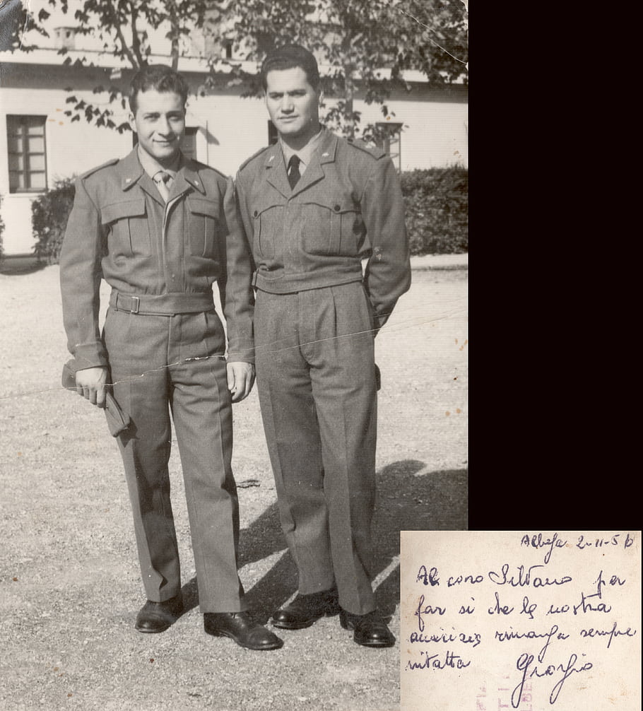 vinobraní fotografie, dva muži, Vojenské uniformy, Italský bleší trh, ručně psané poznámky, venkovní nastavení, historický obraz, Černý a bílý, Pozice, příležitostný postoj, stromy v pozadí