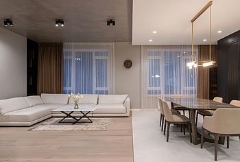 modern nappali, elegáns bútor, környezeti világítás, minimalista stílus, tágas szoba, fehér kanapé, étkezőasztal, székek, kortárs design, belsőépítészet, lakberendezés