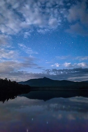 Sternenhimmel, Gelassener See, Berg Silhouette, Nachtreflexion, atemberaubender Ausblick, sternenklare Nacht, stilles Wasser, Nachtlandschaft, Gebirgsreflexion, ruhige Nacht
