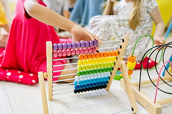 Ragazza che tiene abacus, Abacus a più colori, abacus di legno, Apprendimento in età prescolare, giocattoli educativi, bambini che imparano, abaco colorato, Divertimento educativo, impostazione in età prescolare, strumenti di apprendimento, Abacus per bambini