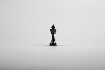 Raja Kayu Hitam, bidak catur, desain minimalis, latar belakang putih, strategi, kekuasaan, raja catur hitam, catur kayu, Fotografi minimalis, bidak raja catur, Catur Raja Hitam