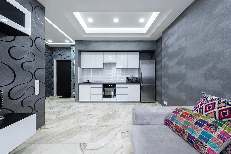 moderní byt, Stylová kuchyně, obývací pokoj, minimalistický dekor, barevné polštáře, Prostorná kuchyně, moderní design, mramorové podlahy, šedé stěny, Otevřené rozložení, moderní nábytek