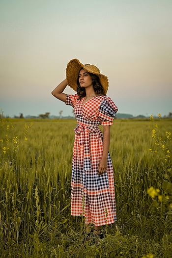 stylová žena, čepice, pole, kostkované šaty, slaměný klobouk, klidné pole, západ slunce, Mladá žena, Venkovní móda, Styl krajiny, fotografování přírody