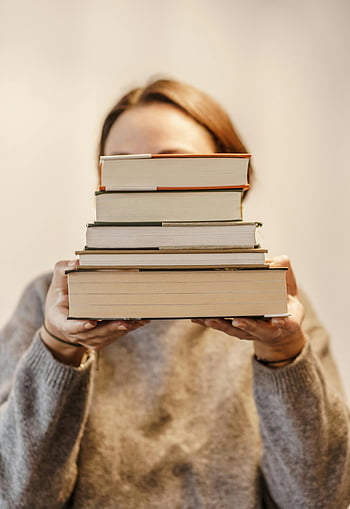 femeie, teanc de cărți, Lectură confortabilă, Setare interioară, Ținând Cărți, atmosferă confortabilă, Mediu de lectură, iubitor de carte, Lectură interioară, stack de cărți, Confortabil interior