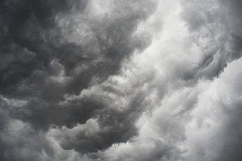 gråa moln, storm moln, mulet himmel, humörlig himmel, dramatiska moln, turbulent himmel, mörka moln, molnigt väder, atmosfäriska förhållanden, molnformationer, stormigt väder