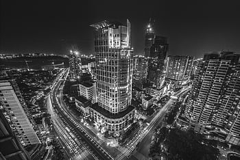 černé a bílé panoráma, noční město, městskou architekturu, rušný provoz, Dynamická městská scéna, městské budovy, noční panoráma města, černobílé fotografie, městský noční život, světla města, Moderní městské panoráma