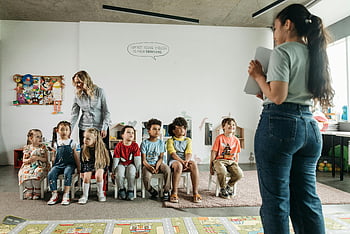 insegnanti, allievi, aula, Gruppo eterogeneo, bambini in età prescolare, impostazione coinvolgente, formazione scolastica, ambiente di apprendimento, educazione della prima infanzia, Interazione insegnante-studente, attività in classe