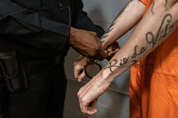 ammanettare, uomo tatuato, poliziotto, tuta arancione, Scena indoor, prigioniero, manette, tatuaggio, forze dell'ordine, arresto, custodia
